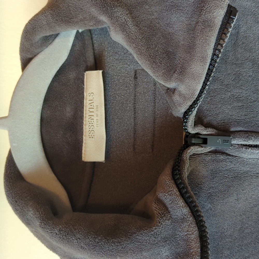 Fear of God Essentials grey velour short sleeve - Picture 2 of 4